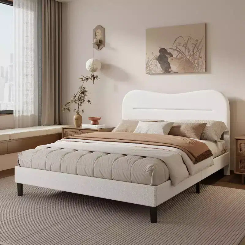 Cadre de lit plateforme rembourré avec tête de lit en tissu bouclé Teddy effet nuage.
