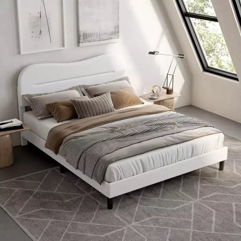Cadre de lit plateforme rembourré avec tête de lit en tissu bouclé Teddy effet nuage.