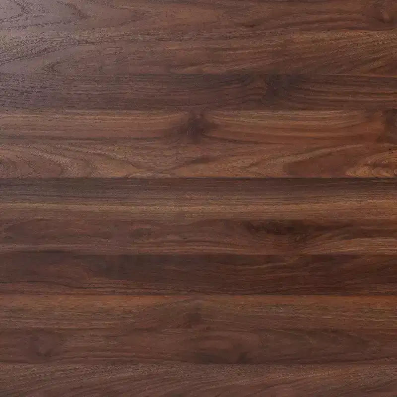 Bahut scandinave en bois avec portes à fermeture amortie, étagères et pieds fuselés élégants avec patins de protection