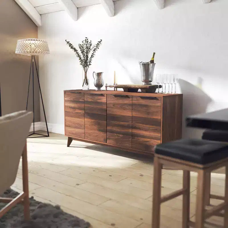 Bahut scandinave en bois avec portes à fermeture amortie, étagères et pieds fuselés élégants avec patins de protection