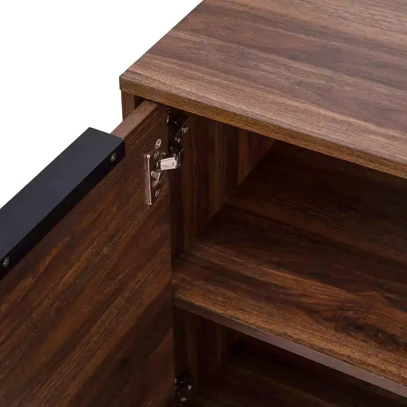 Bahut scandinave en bois avec portes à fermeture amortie, étagères et pieds fuselés élégants avec patins de protection