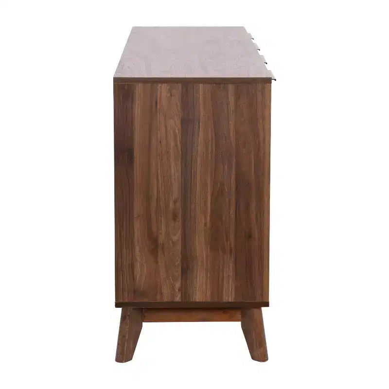 Bahut scandinave en bois avec portes à fermeture amortie, étagères et pieds fuselés élégants avec patins de protection