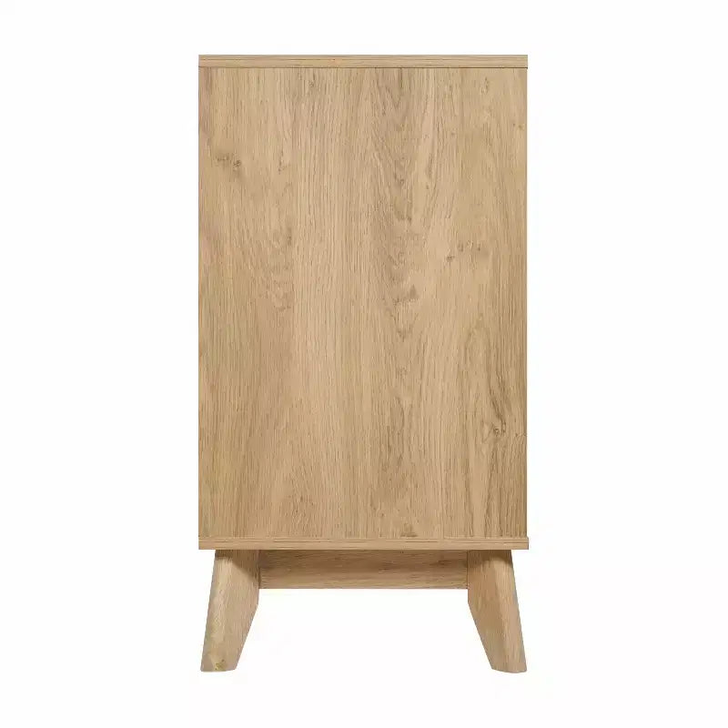 Bahut scandinave en bois avec portes à fermeture amortie, étagères et pieds fuselés élégants avec patins de protection