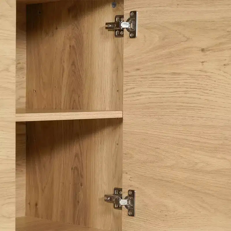 Bahut scandinave en bois avec portes à fermeture amortie, étagères et pieds fuselés élégants avec patins de protection