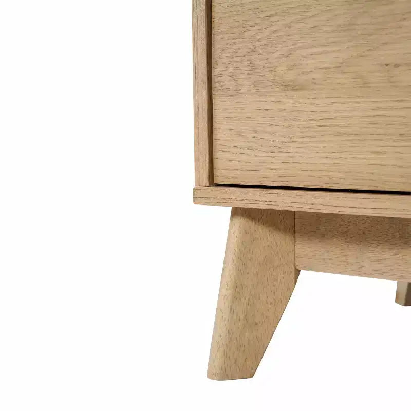 Bahut scandinave en bois avec portes à fermeture amortie, étagères et pieds fuselés élégants avec patins de protection