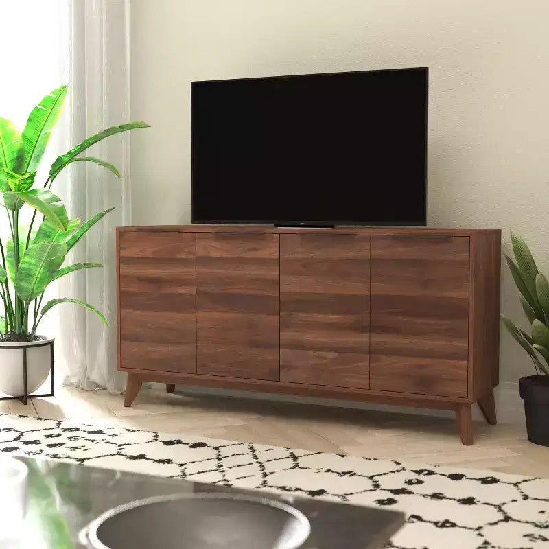 Bahut scandinave en bois avec portes à fermeture amortie, étagères et pieds fuselés élégants avec patins de protection