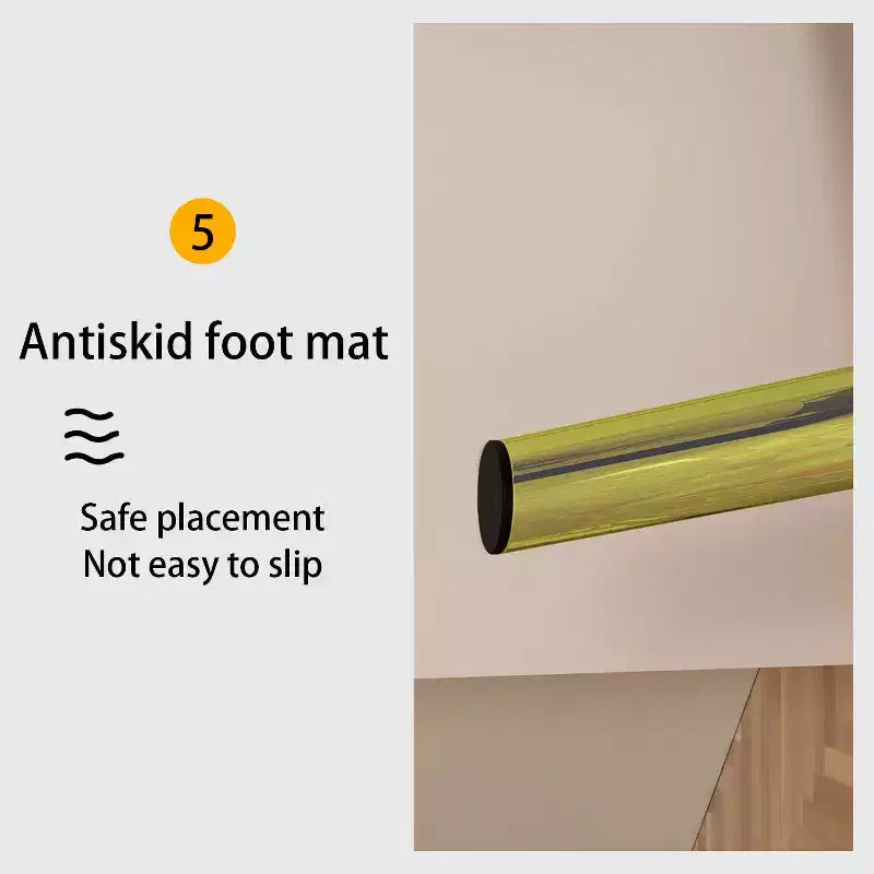 Commode moderne à 5 tiroirs avec pieds et poignées en métal