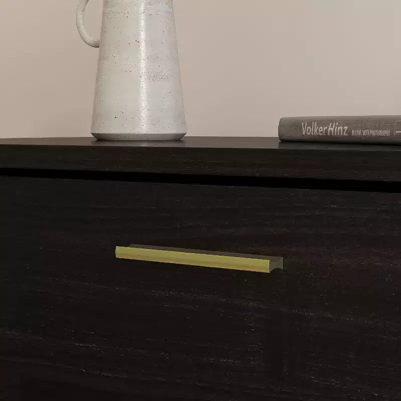 Commode moderne à 5 tiroirs avec pieds et poignées en métal